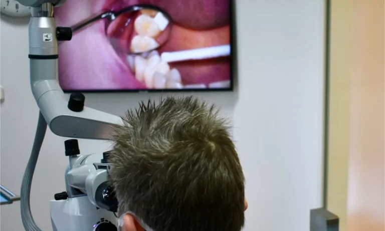 Leistung Behandlung unter dem Mikroskop