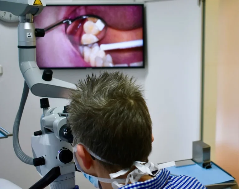 Leistung Behandlung unter dem Mikroskop